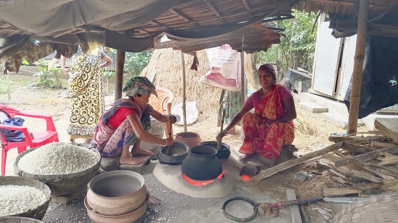 মুড়ি ভাজতে ব্যস্ত সময় পার করছেন নাজিরপুরের মালিখালী ইউনিয়নের লড়া গ্রামের কারিগররা। ছবি : কালবেলা