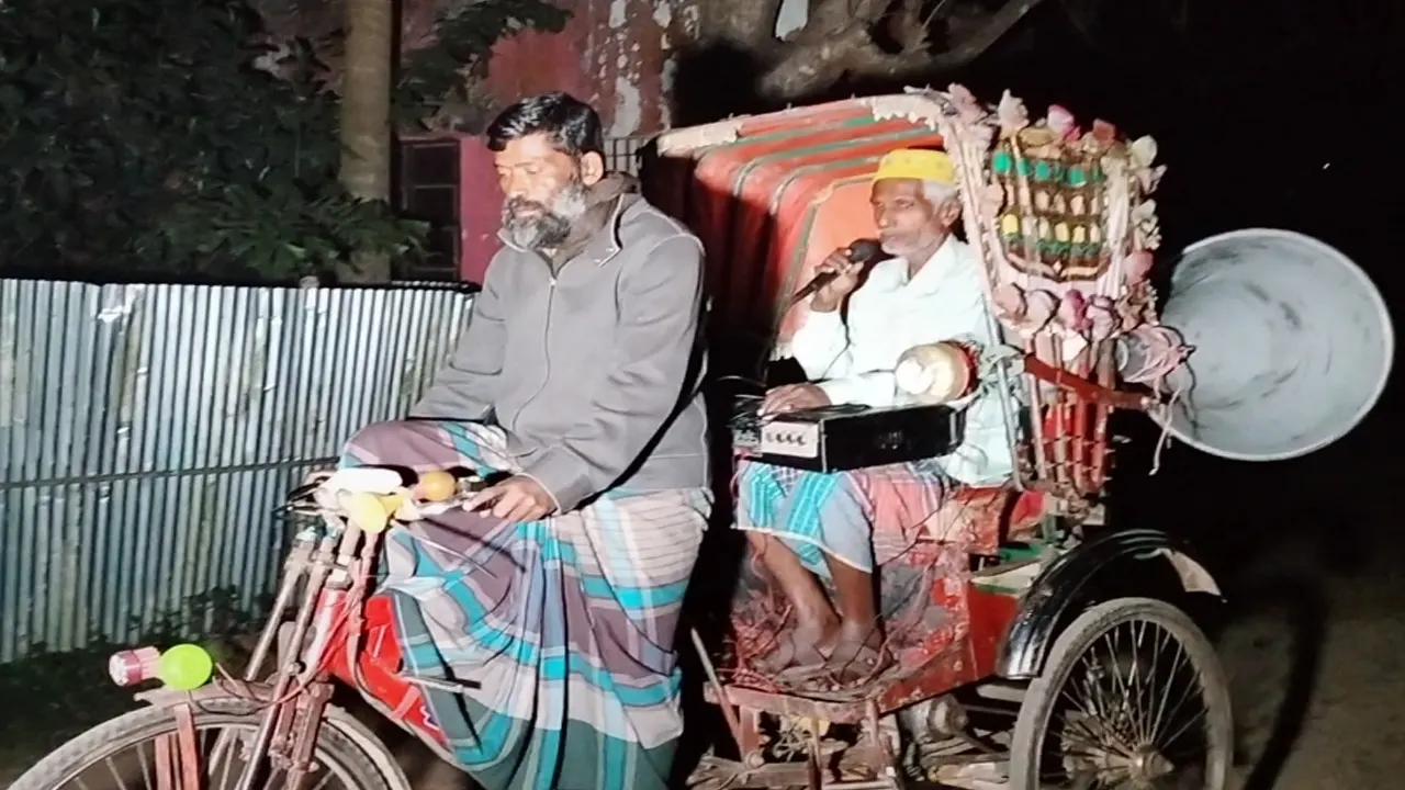 সেহরির খেতে মাইকে ডাকছেন আকবর আলী। ছবি : কালবেলা
