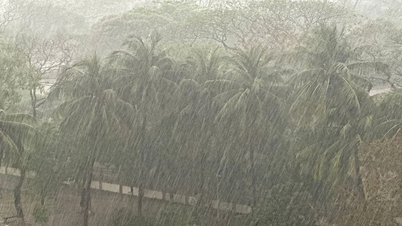 রাজধানীতে শিলাবৃষ্টি। ছবি : কালবেলা