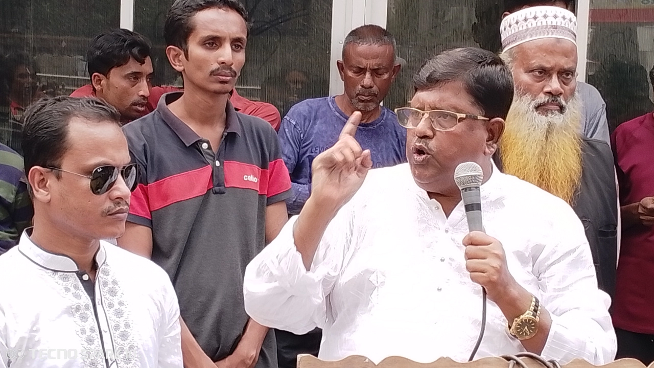 জাতীয় প্রেস ক্লাবের সামনে মানববন্ধনে বক্তব্য রাখেন শেখ রফিকুল ইসলাম বাবলু। ছবি : কালবেলা