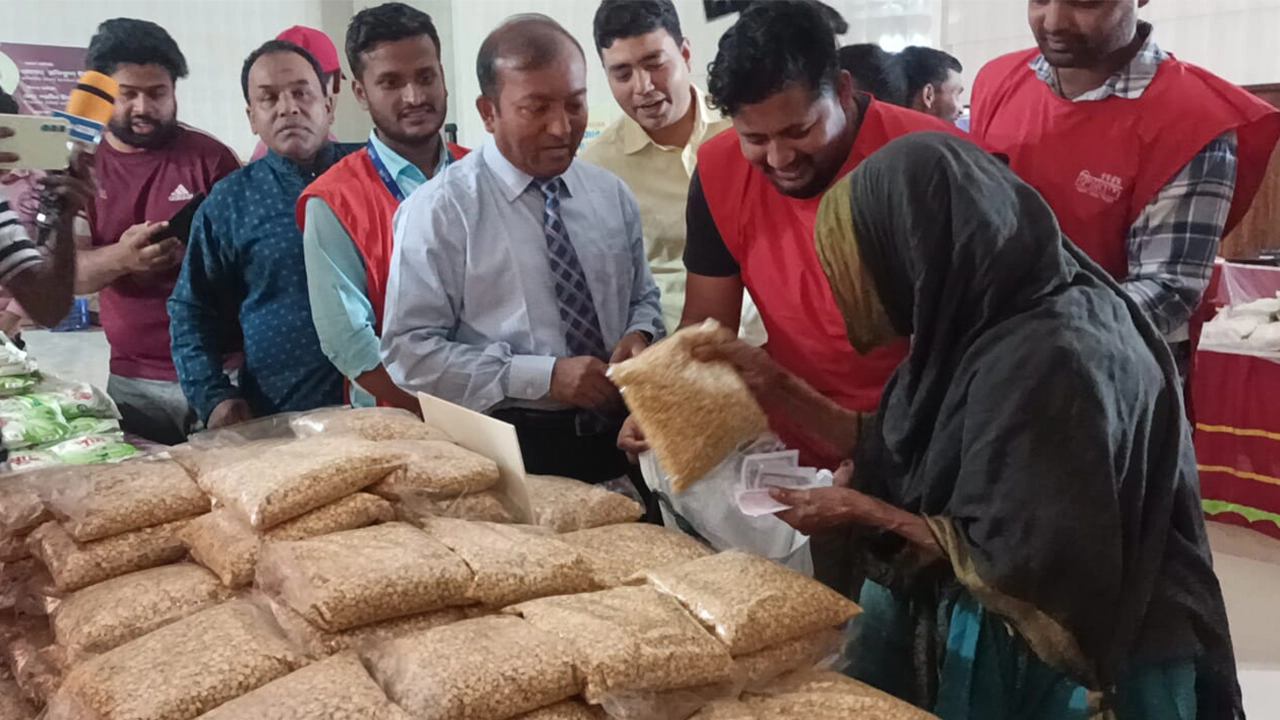 বরগুনায় বিদ্যানন্দ ফাউন্ডেশনের ১০ টাকায় ইফতারের বাজার। ছবি : কালবেলা