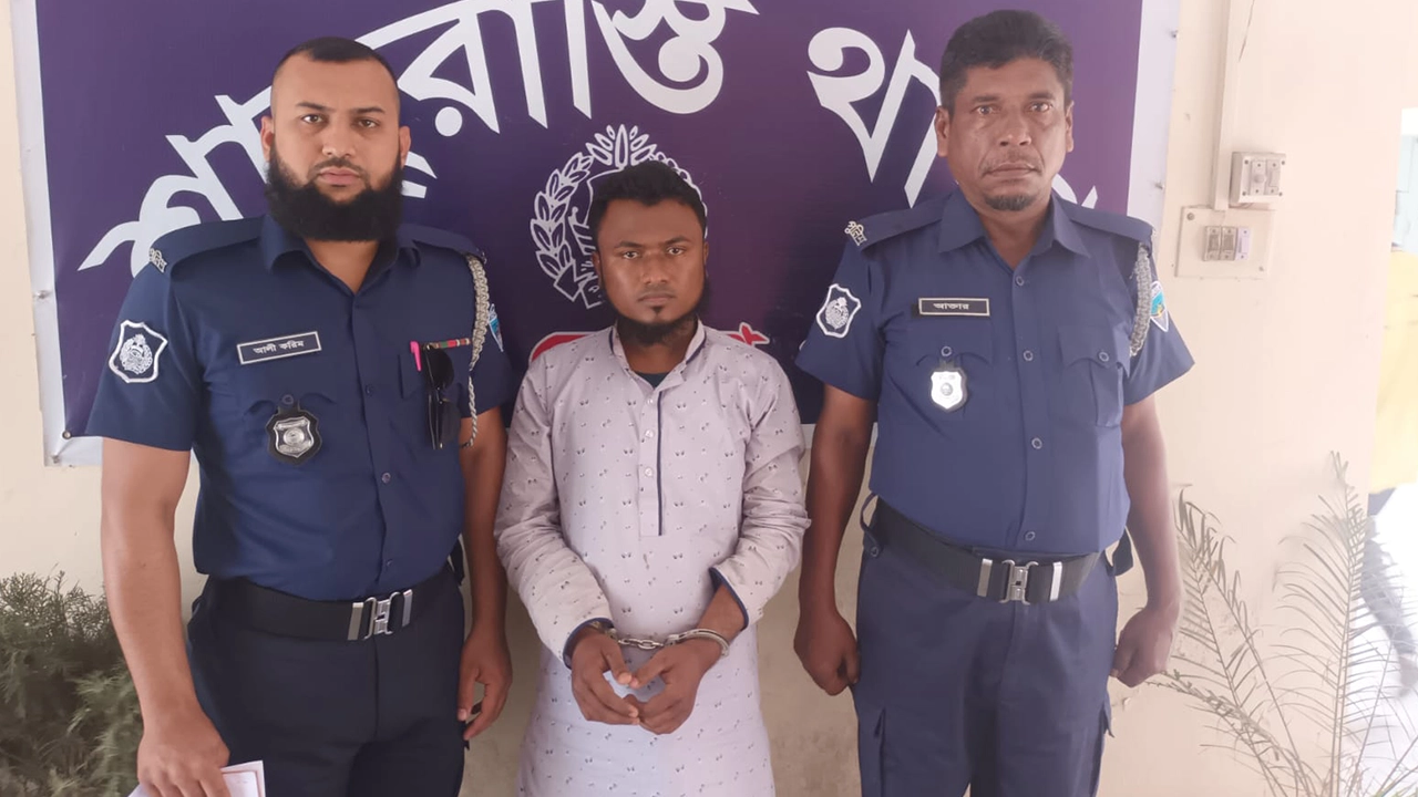 গ্রেপ্তার হওয়া ইলিয়াস। ছবি : কালবেলা