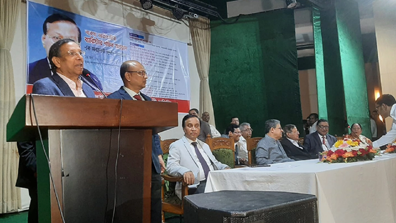 মঙ্গলবার সন্ধ্যায় সুপ্রিম কোর্ট আইনজীবী সমিতি মিলনায়তনে কথা বলেন আইনমন্ত্রী। ছবি : সংগৃহীত