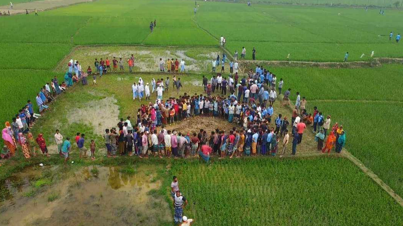 রহস্যজনক সেই গর্ত ঘিরে মানুষের ভিড়। ছবি : কালবেলা