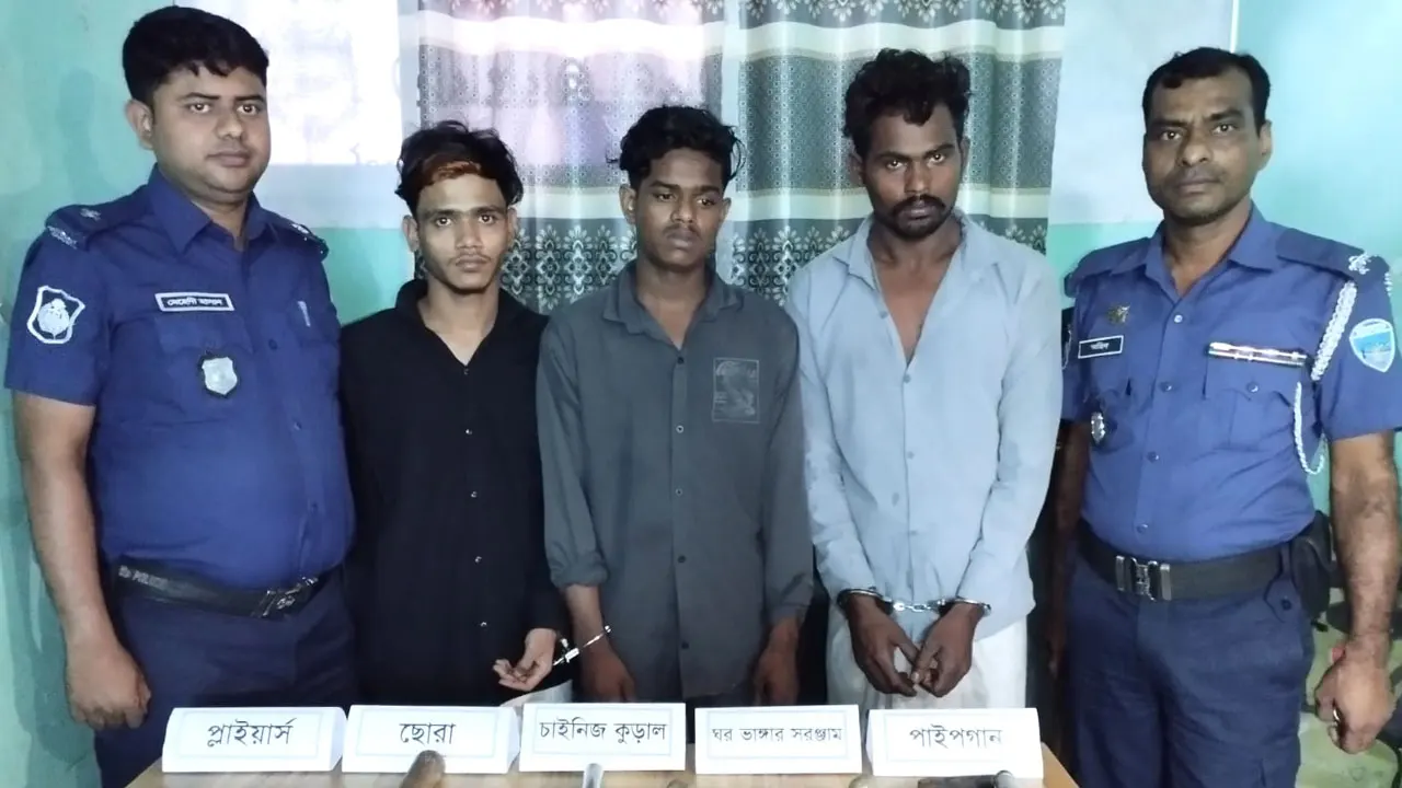 উদ্ধারকৃত অস্ত্রসহ রাসেল, ওমর ফারুক জীবন, তাজুল ইসলাম কালু ওরফে সজীব ওরফে শরীফ। ছবি : কালবেলা