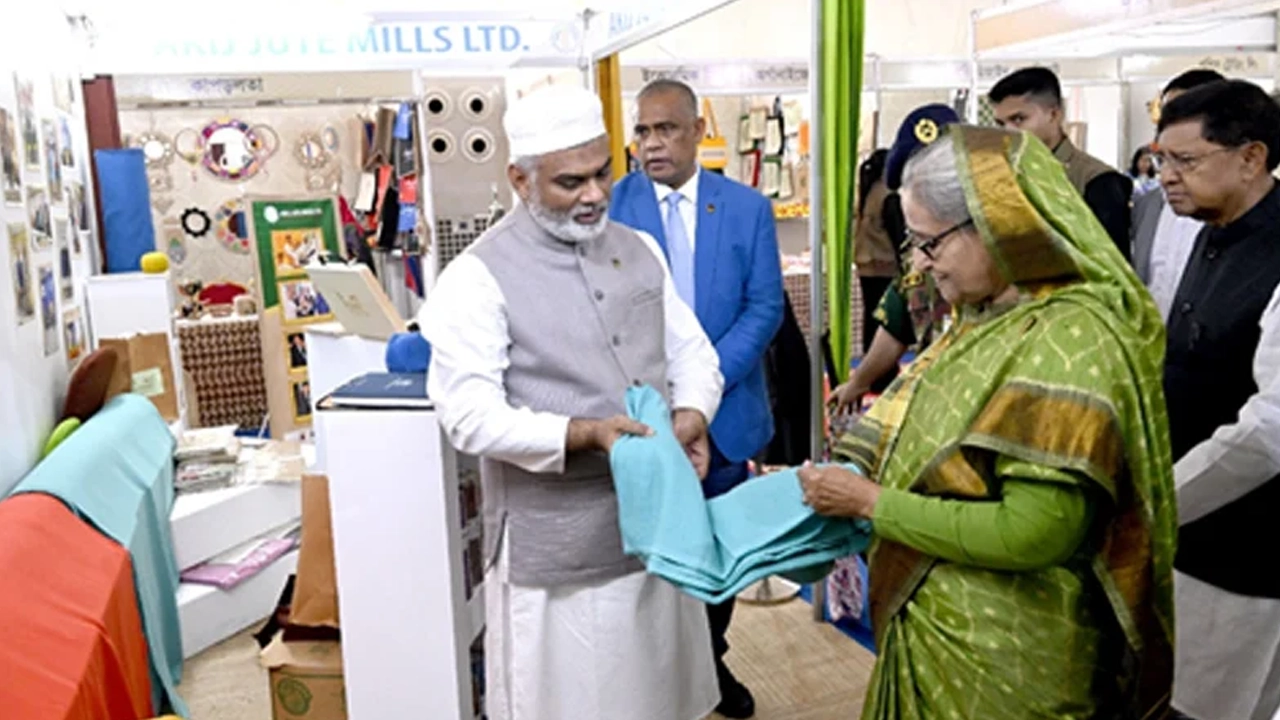 পাট দিবসে আকিজ জুট মিলস লিমিটেডের স্টলে প্রধানমন্ত্রী শেখ হাসিনা। ছবি : সংগৃহীত