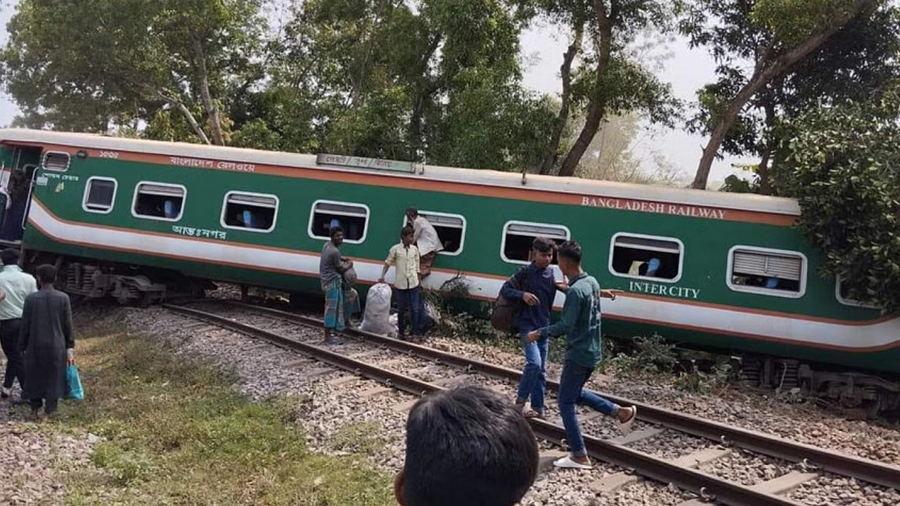 কুমিল্লার নাঙ্গলকোটে হাসানপুর রেলস্টেশনের কাছে চট্টগ্রাম থেকে জামালপুরগামী বিজয় এক্সপ্রেস ট্রেনের নয়টি বগি লাইনচ্যুত হয়। ছবি : সংগৃহীত