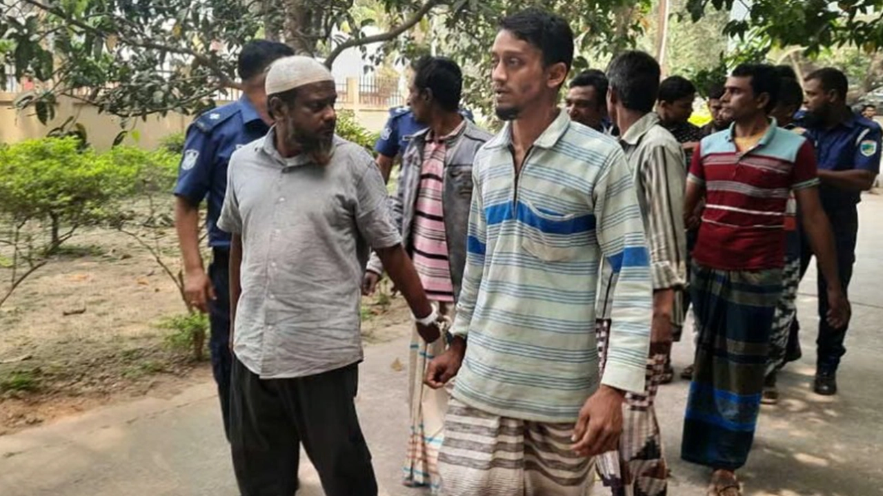 চাঁপাইনবাবগঞ্জে গরু ব্যবসায়ী হত্যা মামলায় দণ্ডপ্রাপ্তরা। ছবি : কালবেলা