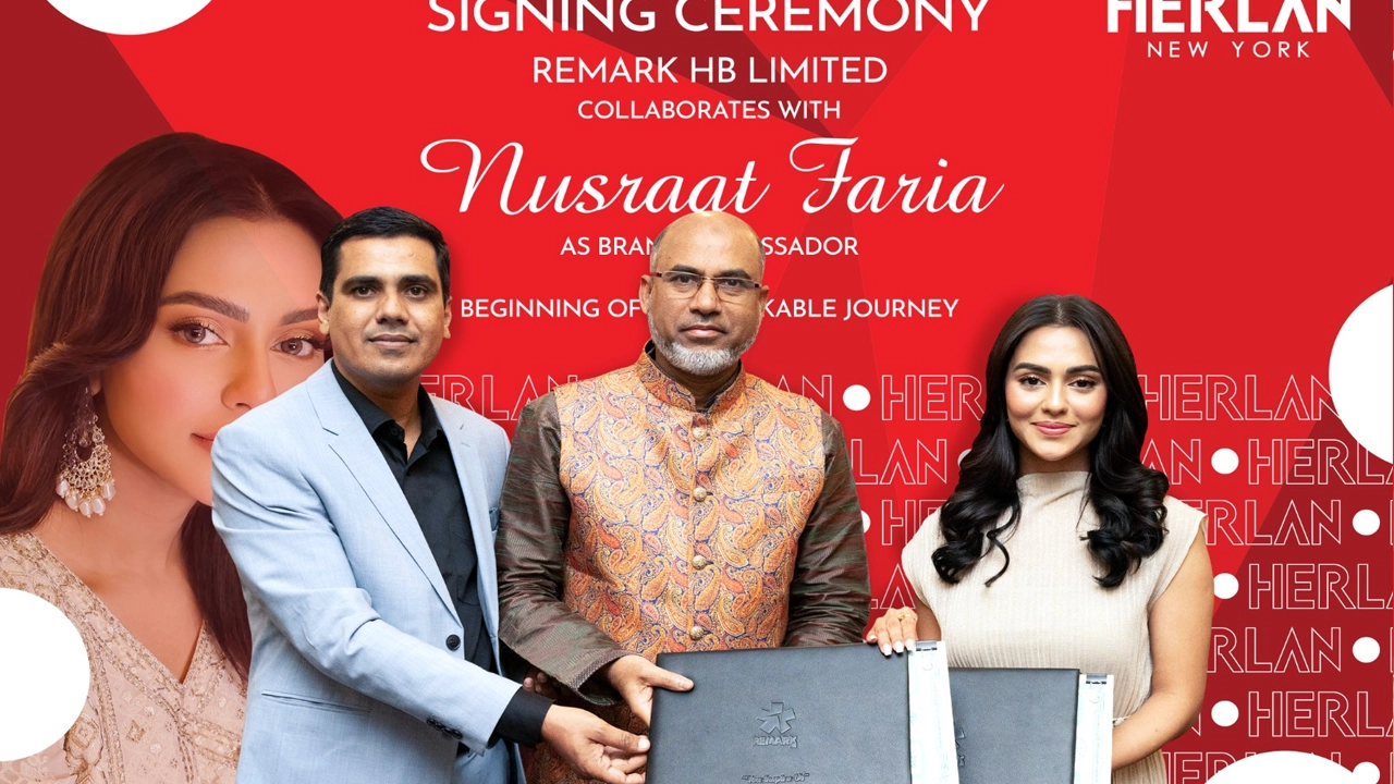 রিমার্ক-হারল্যানের সঙ্গে নুসরাত ফারিয়ার চুক্তি সই। ছবি : সংগৃহীত