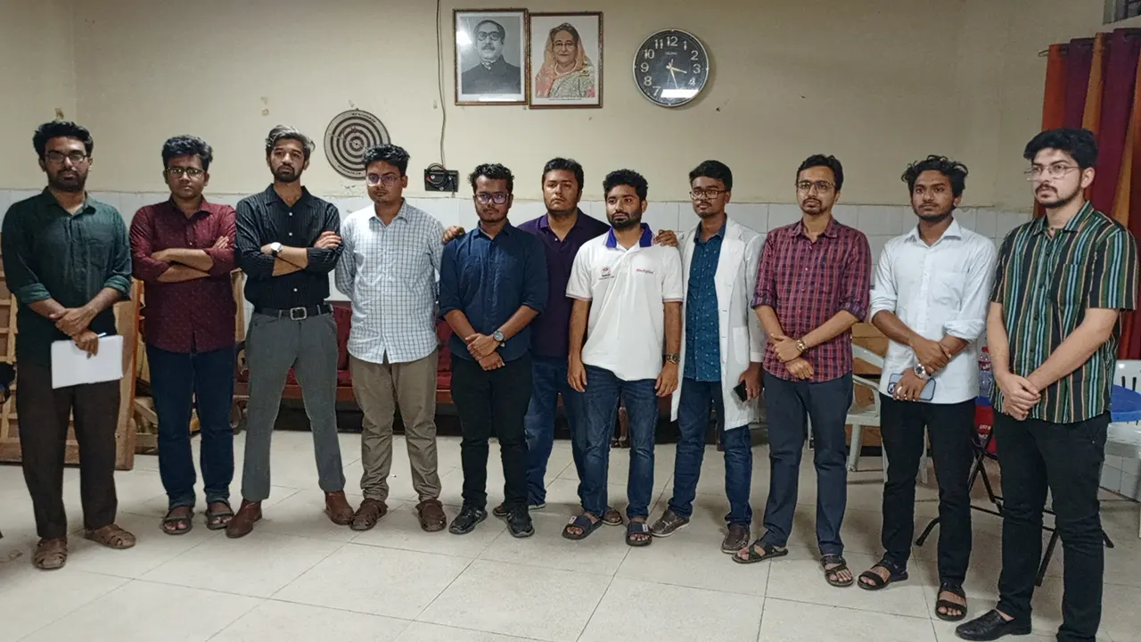 পদ বঞ্চিত ইন্টার্ন চিকিৎসকরা। ছবি : কালবেলা