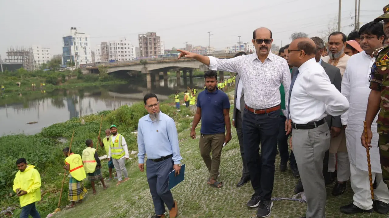 মশা নিধন ও খাল পরিষ্কার কর্মসূচি পরিদর্শনে মন্ত্রী-মেয়রসহ সিটি কর্পোরেশনের কর্মীরা। ছবি : কালবেলা