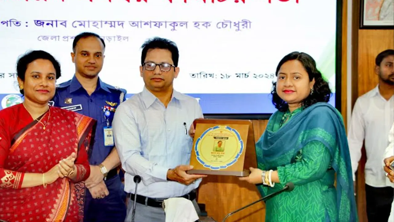 নড়াইল জেলা প্রশাসকের সম্মেলন কক্ষে শুভেচ্ছা ক্রেস্ট গ্রহণ করছেন রুনু সাহা। ছবি : সংগৃহীত