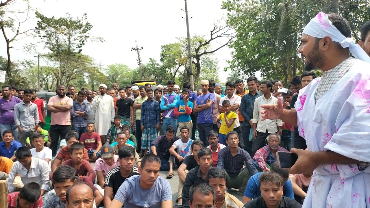 তামাবিল মহাসড়ক অবরোধ করে বিক্ষোভ করেন স্থানীয় বাসিন্দারা। ছবি : কালবেলা