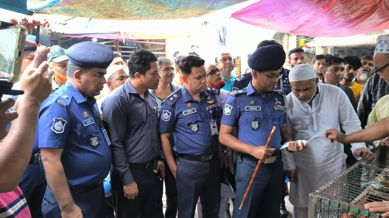 চাঁদপুরে বাজার পরিদর্শন করেন পুলিশ সুপার সাইফুল ইসলাম। ছবি : কালবেলা