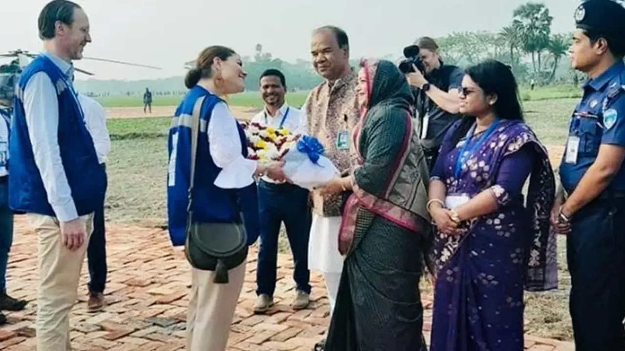 হাতিয়ায় পৌঁছার পর সুইডেনের প্রিন্সেস ক্রাউন ভিক্টোরিয়াকে ফুলেল শুভেচ্ছা জানানো হয়। ছবি : সংগৃহীত