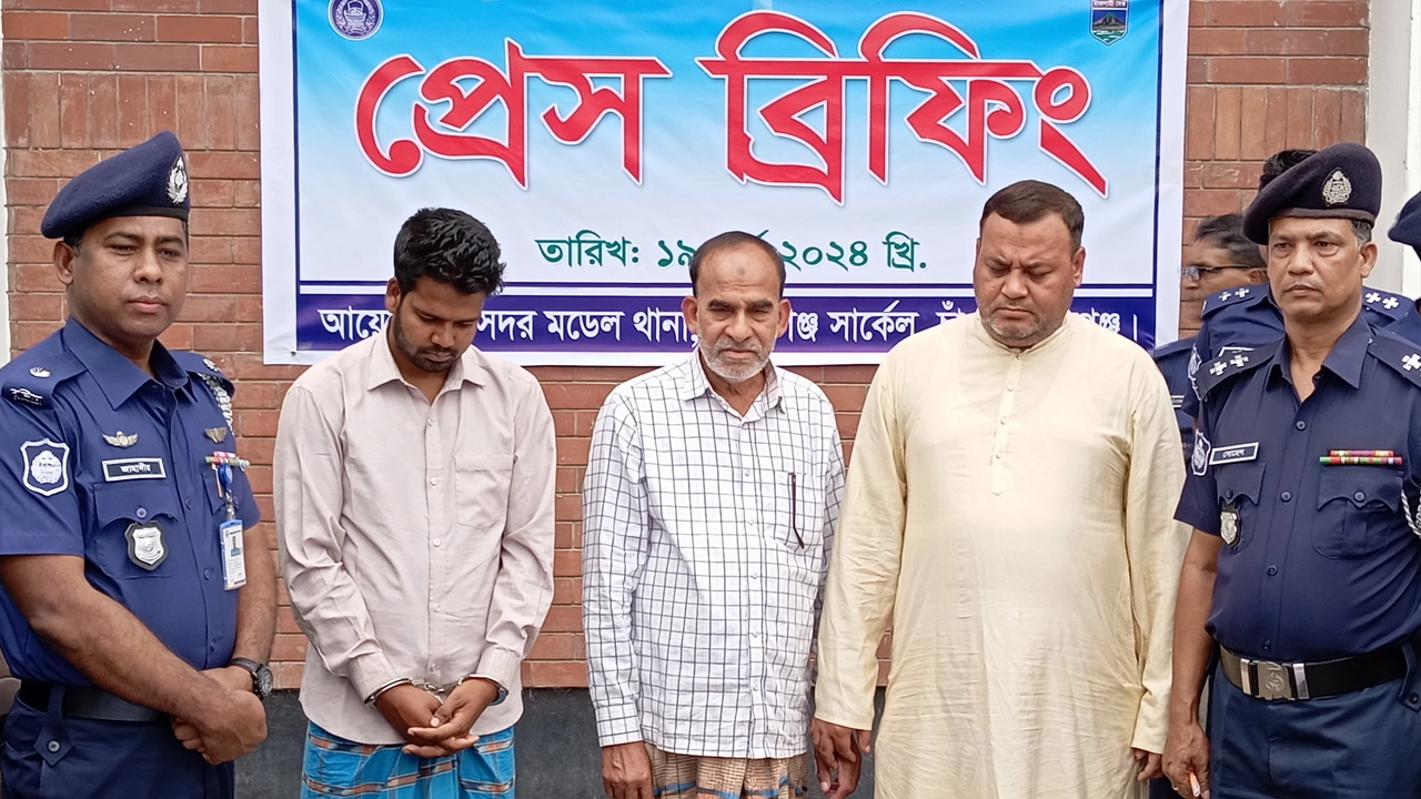 চাঁপাইনবাবগঞ্জে অপহরণ মামলায় গ্রেপ্তার ৩ আসামি। ছবি : কালবেলা