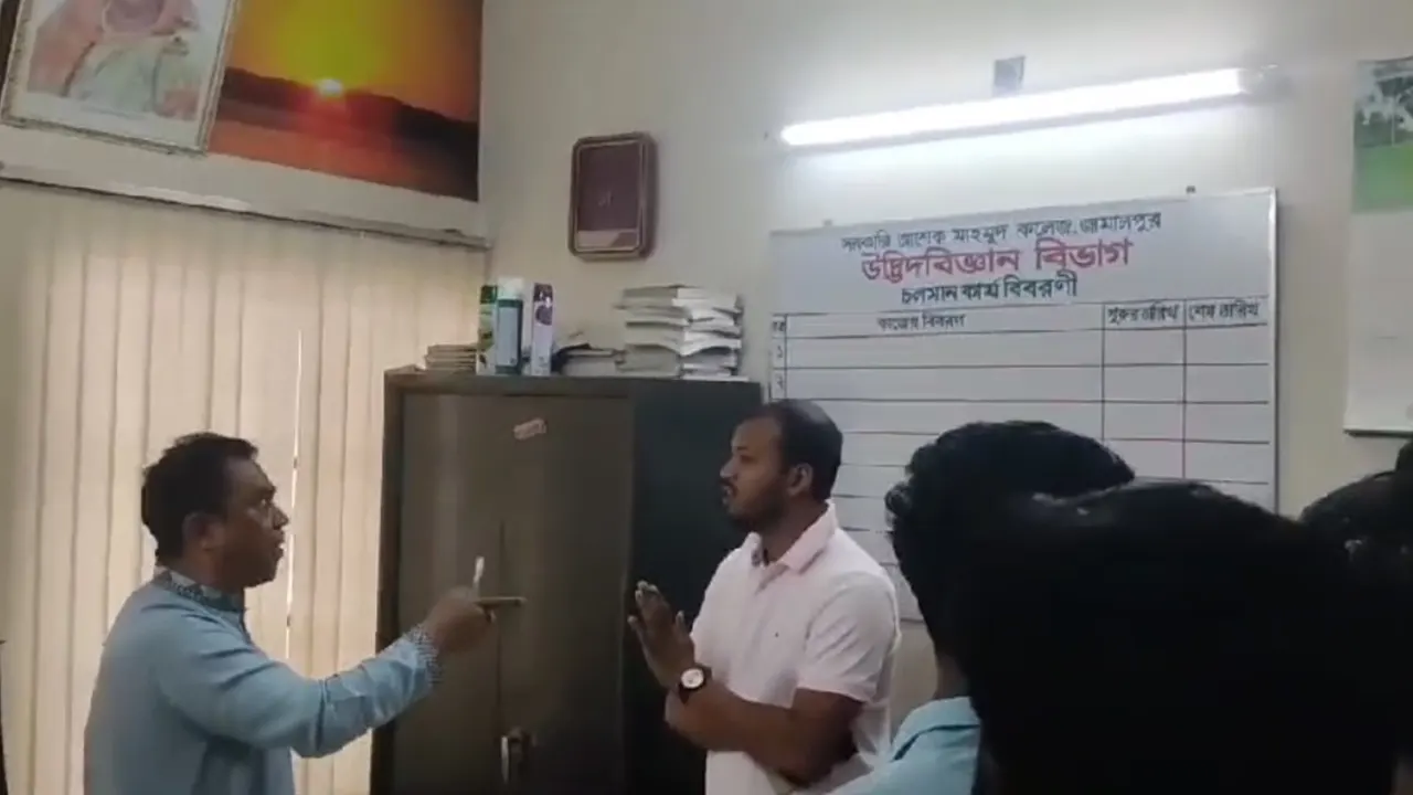 ছাত্রদের ধমকাচ্ছেন প্রফেসর সৈয়দ নিয়ামুল হক। ছবি : সংগৃহীত