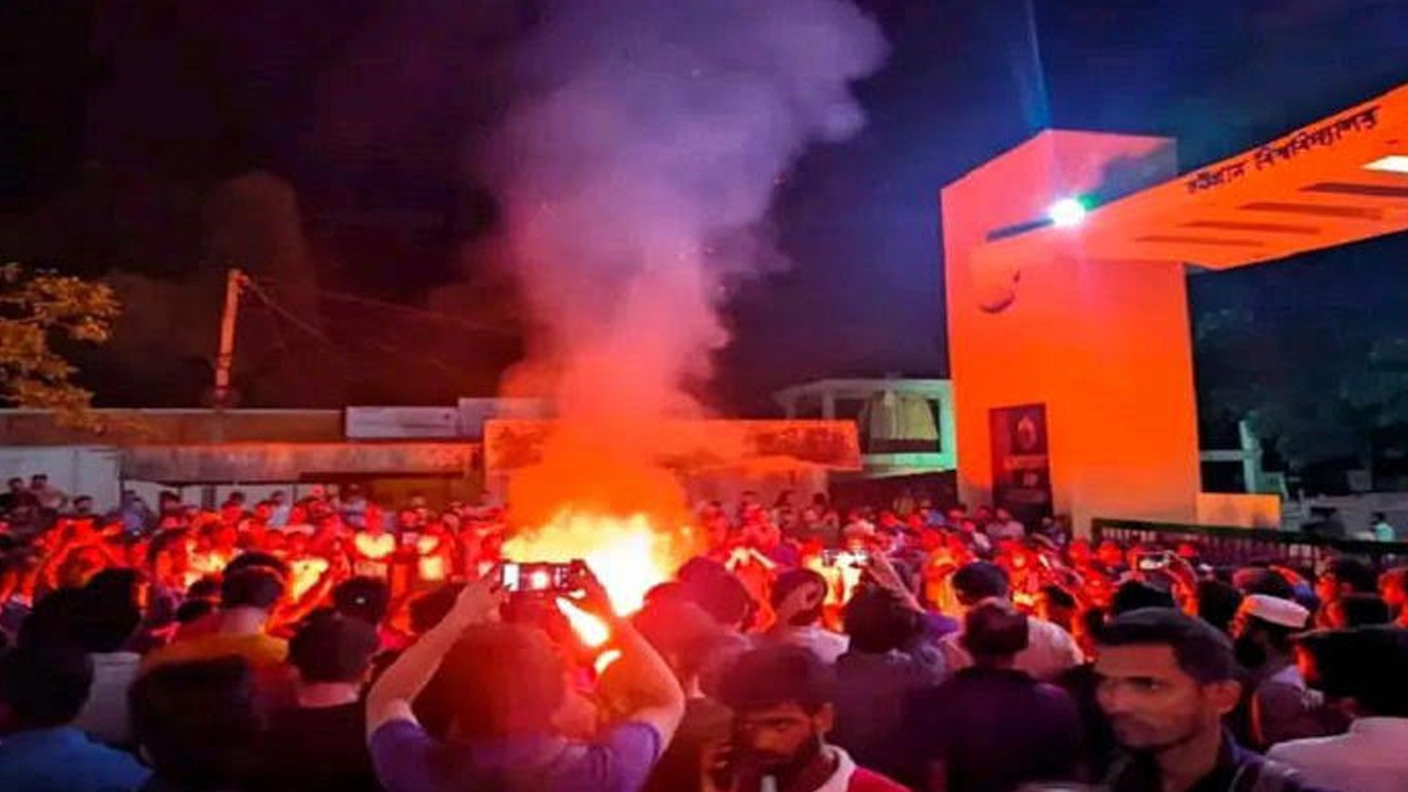 চট্টগ্রাম বিশ্ববিদ্যালয়ে (চবি) শাটল দুর্ঘটনা। ছবি : কালবেলা
