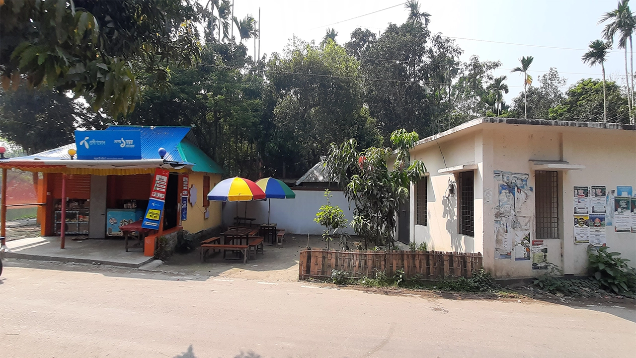 ফেনীতে কমিউনিটি ক্লিনিকের জায়গায় দোকান নির্মাণ। ছবি : কালবেলা
