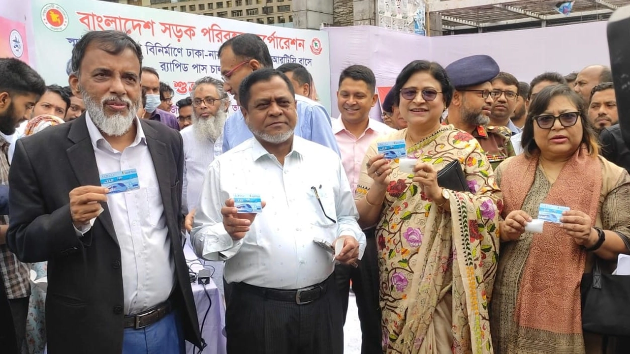 ঢাকা-নারায়ণগঞ্জ রুটে বিআরটিসি বাসে র‌্যাপিড পাস চালু কার্যক্রমের উদ্বোধন। ছবি : কালবেলা