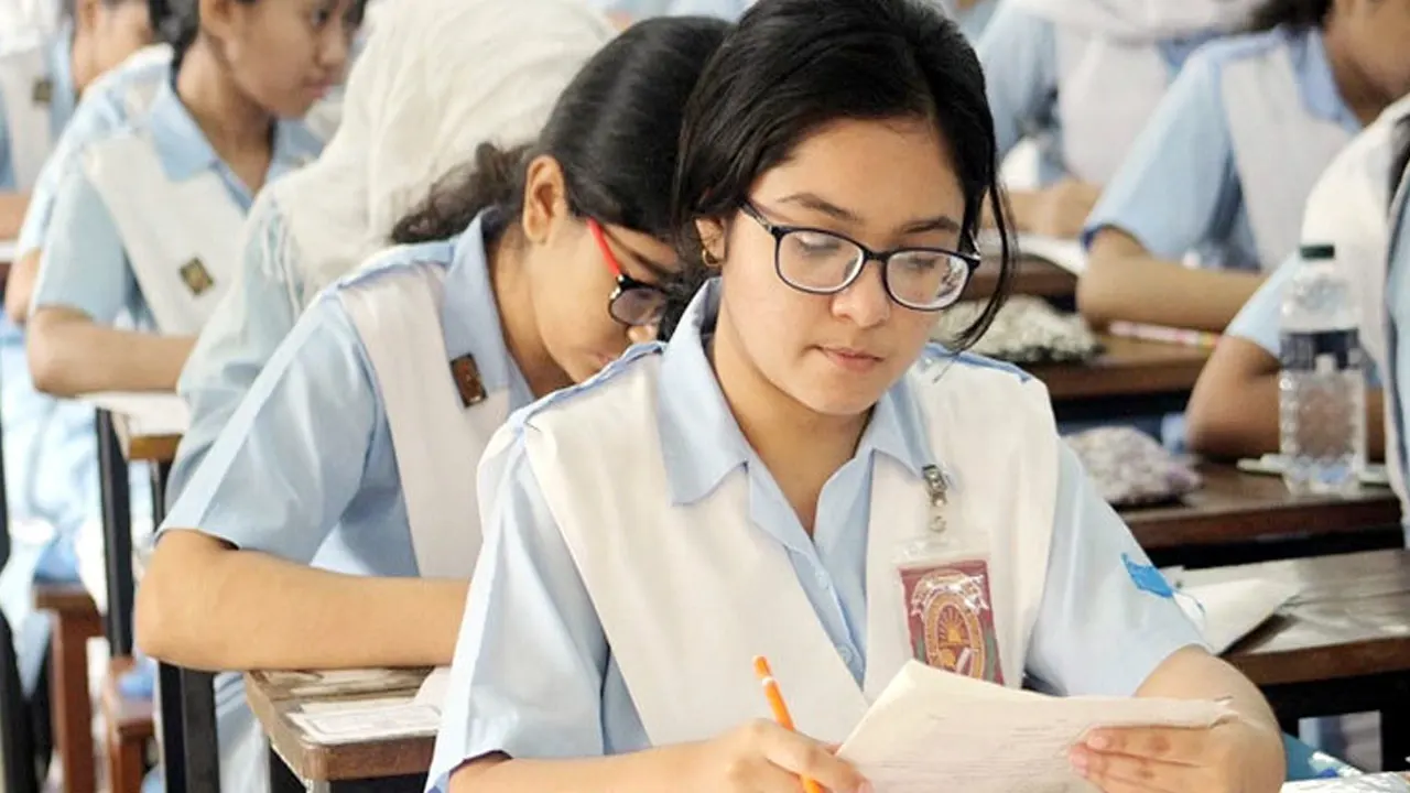 পরীক্ষা দিচ্ছেন শিক্ষার্থীরা। পুরোনো ছবি