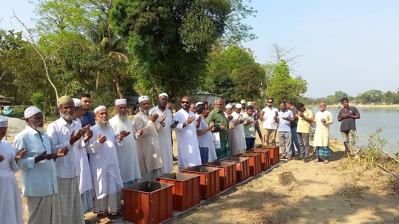 রাঙ্গুনিয়ার বেতাগীতে নদীভাঙন প্রতিরোধে ব্লক স্থাপন কার্যক্রম উদ্বোধন। ছবি : কালবেলা