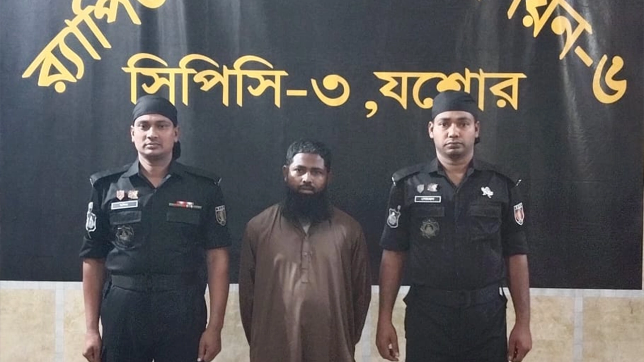 র‍্যাবের হাতে গ্রেপ্তারকৃত আসামি। ছবি : কালবেলা