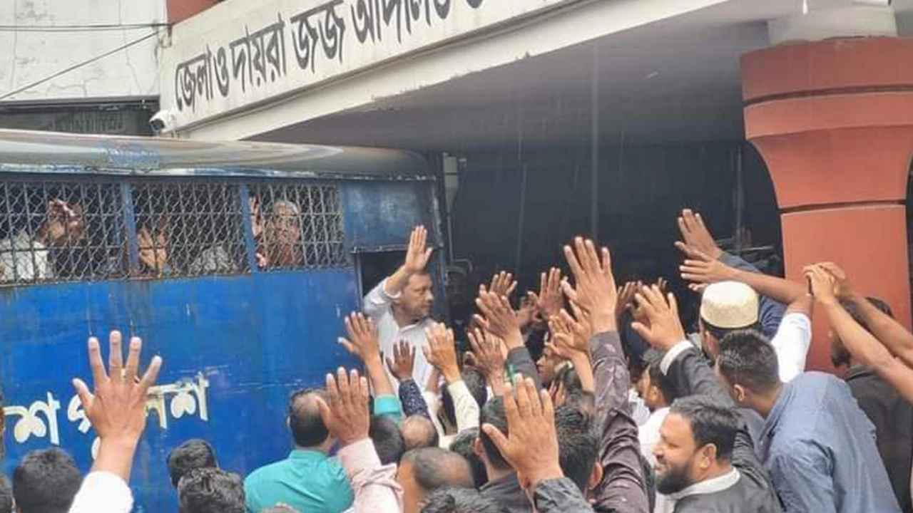 প্রিজন ভ্যানে তোলা হচ্ছে শেরপুর জেলা বিএনপির ২১ নেতাকর্মীকে। ছবি : কালবেলা