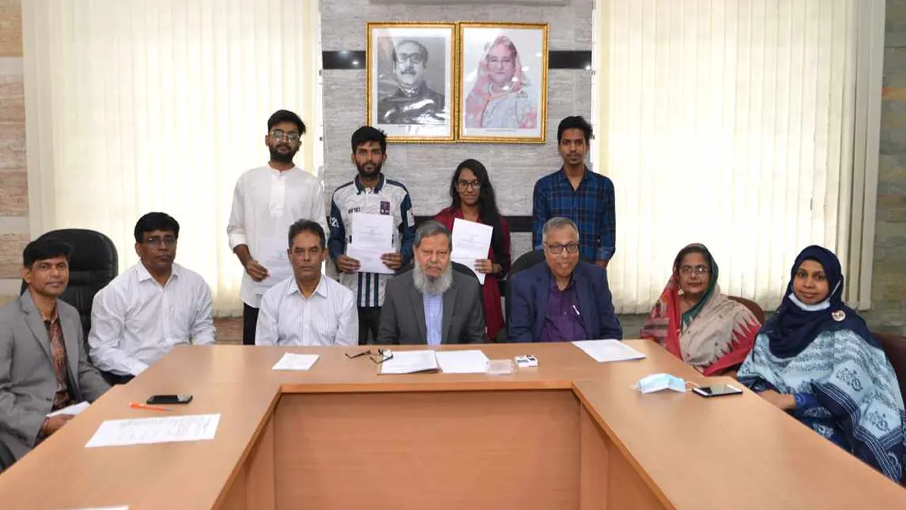 ঢাবির ৫ শিক্ষার্থীকে ‘ড. মোহাম্মদ শহীদুল্লাহ ফ্যামিলি ট্রাস্ট ফান্ড’ বৃত্তি প্রদান করা হয়েছে। ছবি : কালবেলা