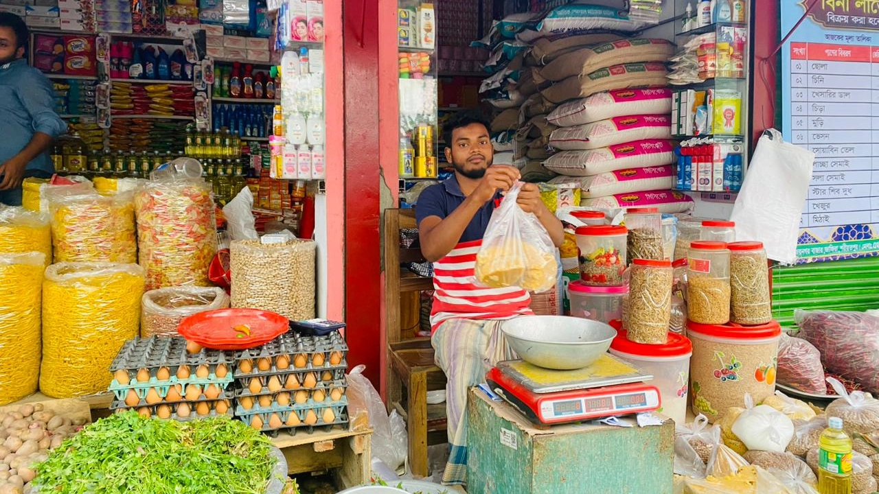 নিজের দোকানে ওমর ফারুক খান। ছবি : কালবেলা