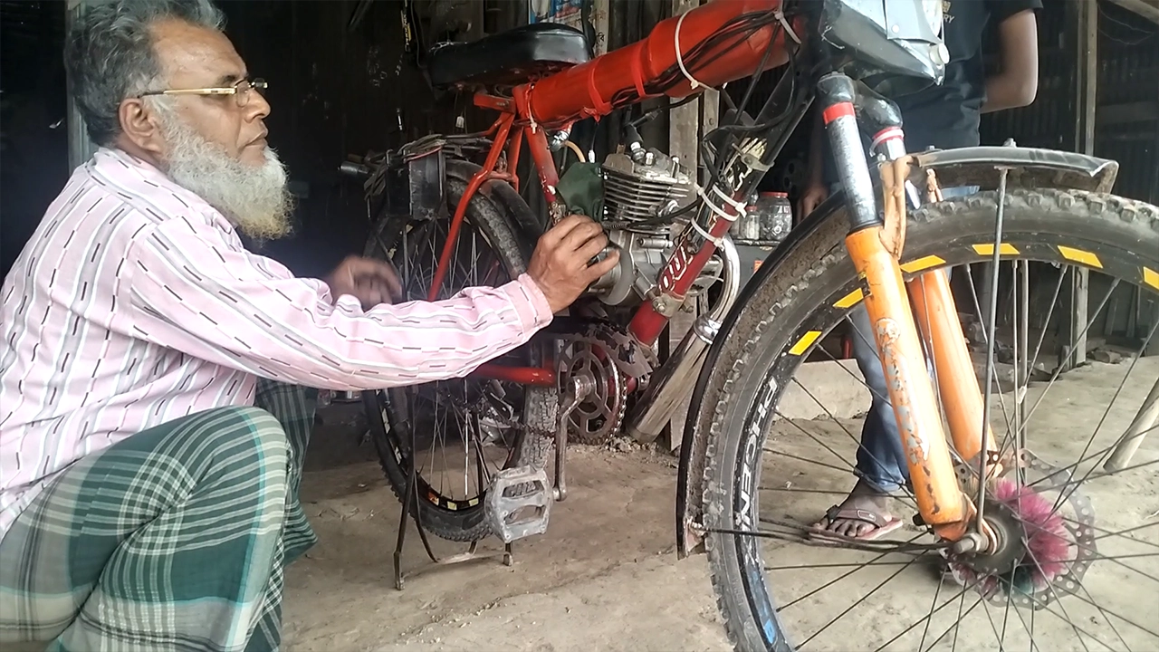 নিজের আবিষ্কৃত মোটসাইকেল নিয়ে বৃদ্ধ আব্দুর রাজ্জাক ব্যাপারী। ছবি : কালবেলা
