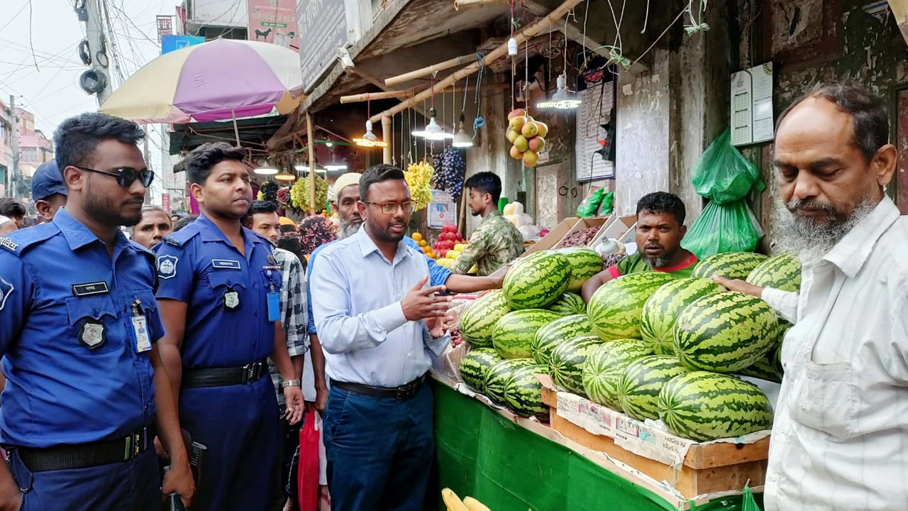 ফরিদপুরের নিউমার্কেট ও টেপাখোলা এলাকায় জাতীয় ভোক্তা অধিকার সংরক্ষণ অধিদপ্তরের অভিযান। ছবি : সংগৃহীত