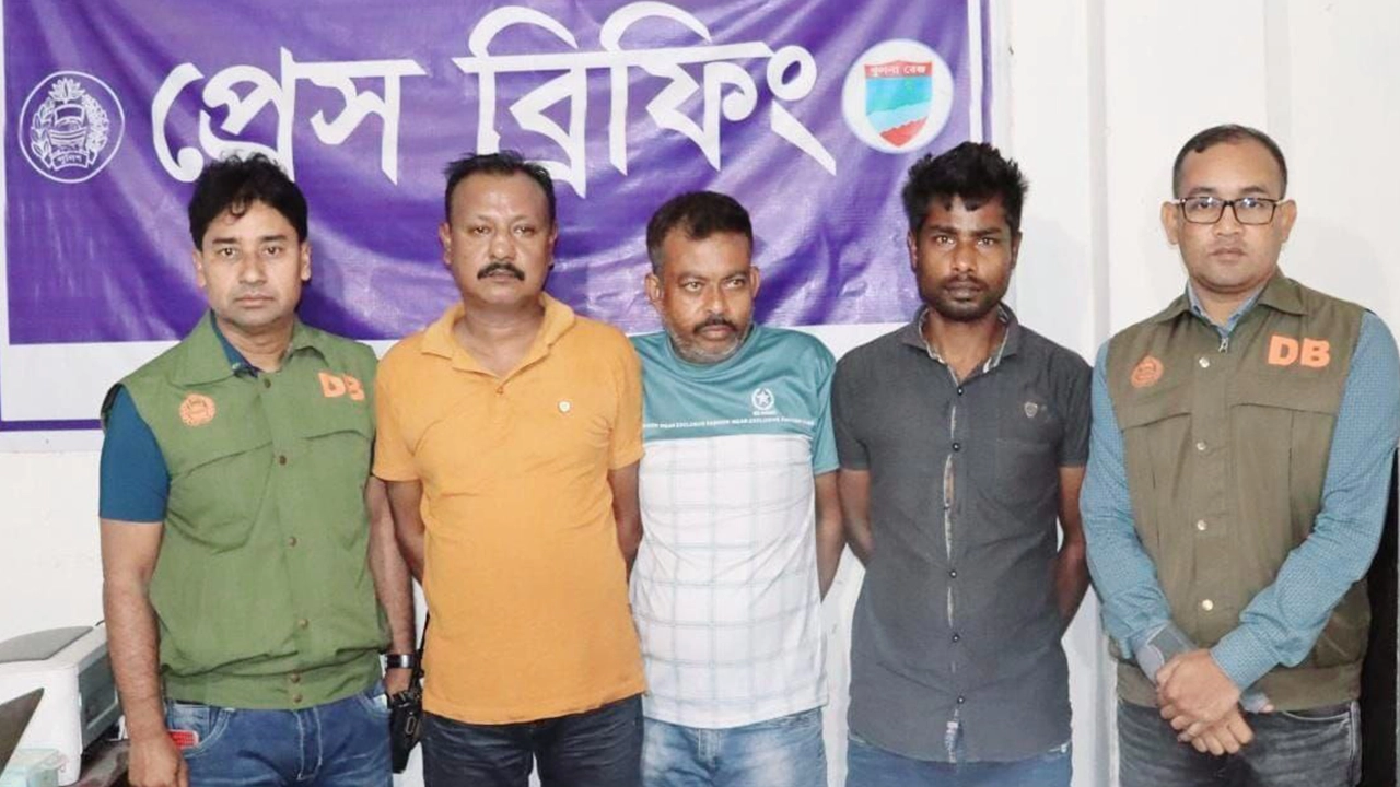যশোরে বিদেশি পিস্তল ও ইয়াবাসহ শীর্ষ সন্ত্রাসী কালা অনিক গ্রেপ্তার। ছবি : কালবেলা