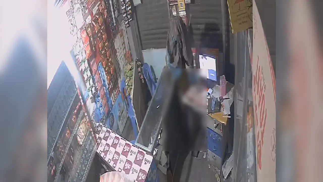 শ্রীপুর পৌরসভার মাওনা বাজার এলাকায় দেবাশীষ ভ্যারাইটিজ স্টোর। ছবি : কালবেলা