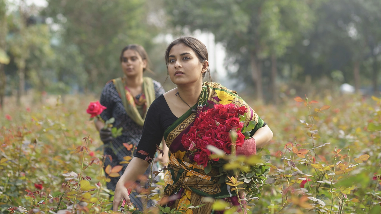 কারওয়ান বাজারে মাছ কাটার পর গোলাপ গ্রামে