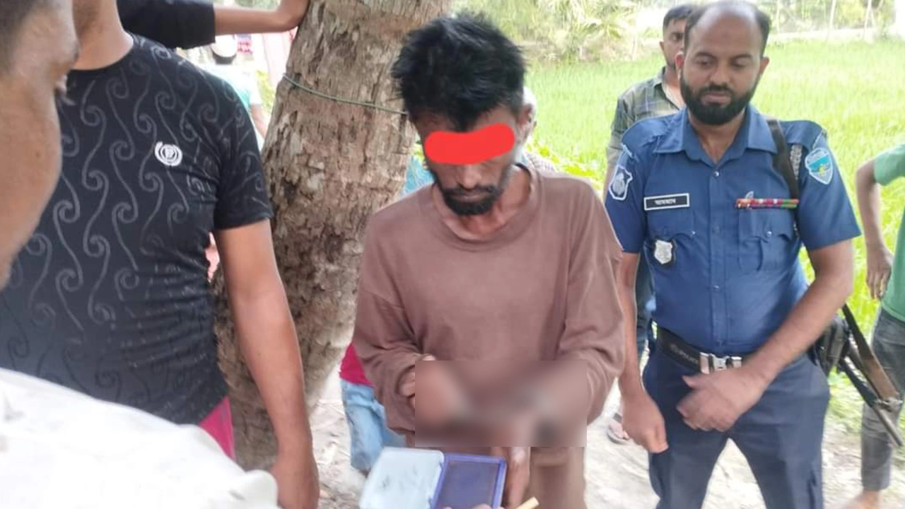 নোয়াখালীর বেগমগঞ্জে মাকে মারধর করায় ছেলেকে আটক করেছে পুলিশ। ছবি : কালবেলা