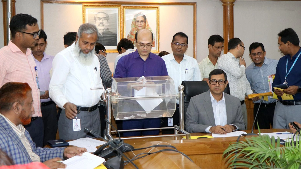১২১ কর্মচারীকে বদলির জন্য লটারি করেছে রাজউক। ছবি : কালবেলা