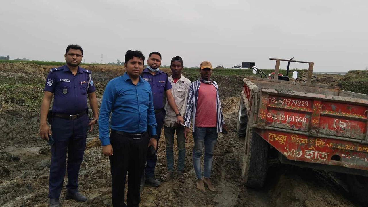 ব্রাহ্মণবাড়িয়ায় অবৈধভাবে মাটি কাটায় প্রশাসনের অভিযান। ছবি : কালবেলা