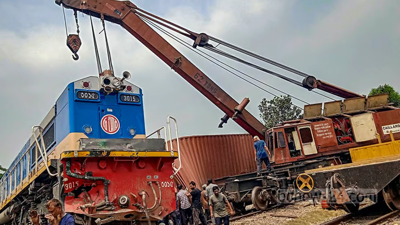 লাইনচ্যুত বগি উদ্ধারে কাজ করে দুটি রিলিফ ট্রেন। ছবি : সংগৃহীত