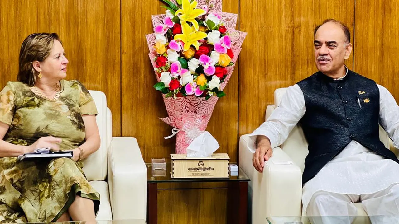 সচিবালয়ে মুহাম্মদ ফারুক খানের সঙ্গে সাক্ষাত করেন কানাডার রাষ্ট্রদূত লিলি নিকোলাস। ছবি : কালবেলা