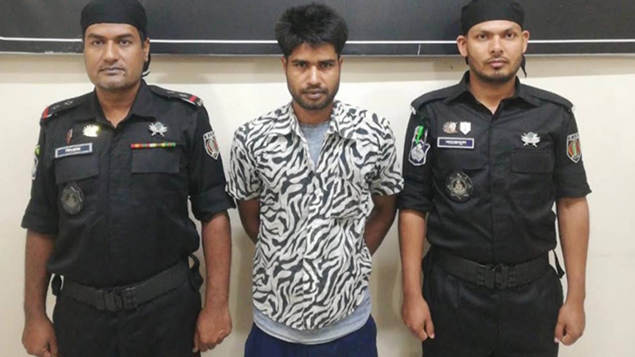গ্রেপ্তার হওয়া যুবক। ছবি : কালবেলা
