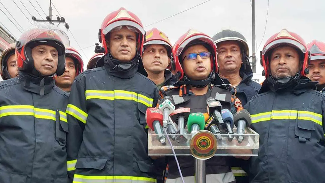 সাংবাদিকদের ব্রিফ করেন ফায়ার সার্ভিসের পরিচালক (উন্নয়ন ও প্রশিক্ষণ) লেফটেন্যান্ট কর্নেল মো. রেজাউল করিম। ছবি : স:গৃহীত