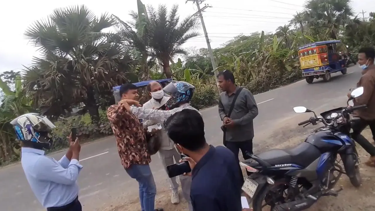 সাংবাদিকদের সঙ্গে ঔদ্ধত্যপূর্ণ আচরণ করেন ডামুড্যা উপজেলা এলজিইডি’র প্রকৌশলী নাবিল আহমেদ। ছবি : কালবেলা