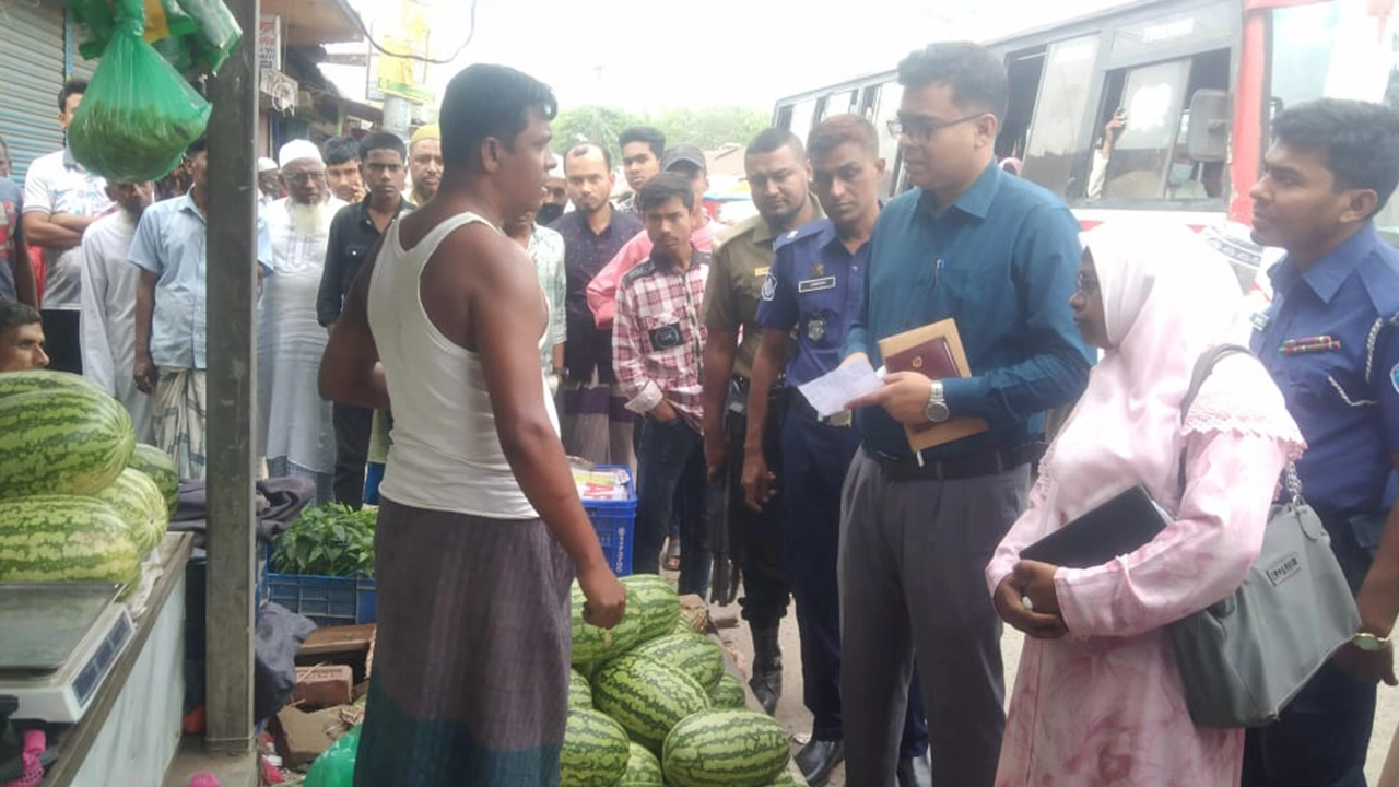 কুমিল্লার ব্রাহ্মণপাড়ায় ভোগ্যপণ্যের দাম নিয়ন্ত্রণে রাখতে ভ্রাম্যমাণ আদালতের অভিযান। ছবি : কালবেলা