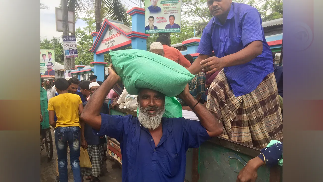 পিরোজপুরের মঠবাড়িয়ায় কর্মহীন জেলেদের পুনর্বাসনের চাল বিতরণ করা হয়। ছবি : কালবেলা