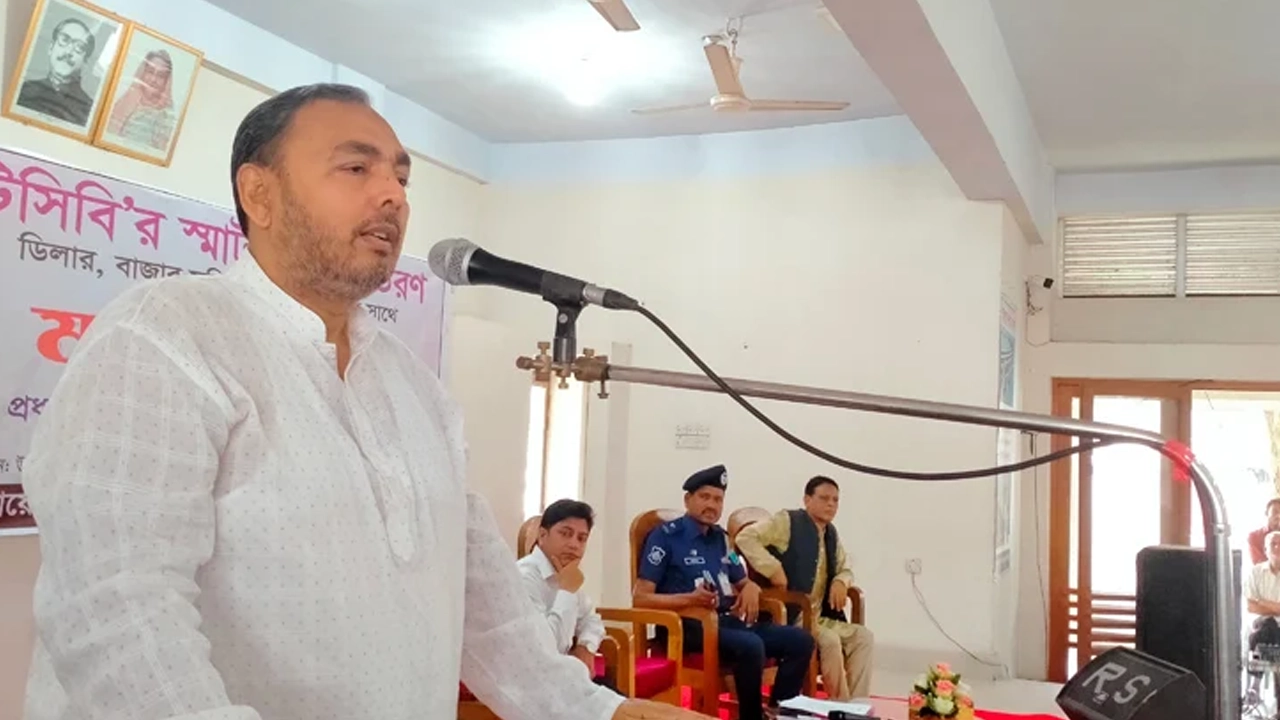 টাঙ্গাইলের নাগরপুর উপজেলা পরিষদ মিলনায়তনে টিসিবির স্মাট কার্ড বিতরণ অনুষ্ঠানে বক্তব্য রাখেন বাণিজ্য প্রতিমন্ত্রী আহসানুল ইসলাম টিটু। ছবি : সংগৃহীত
