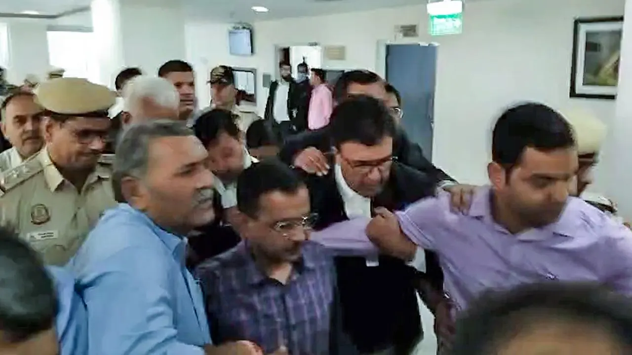 অরবিন্দ কেজরিওয়ালকে আদালতে নেওয়া হচ্ছে । ছবি : সংগৃহীত