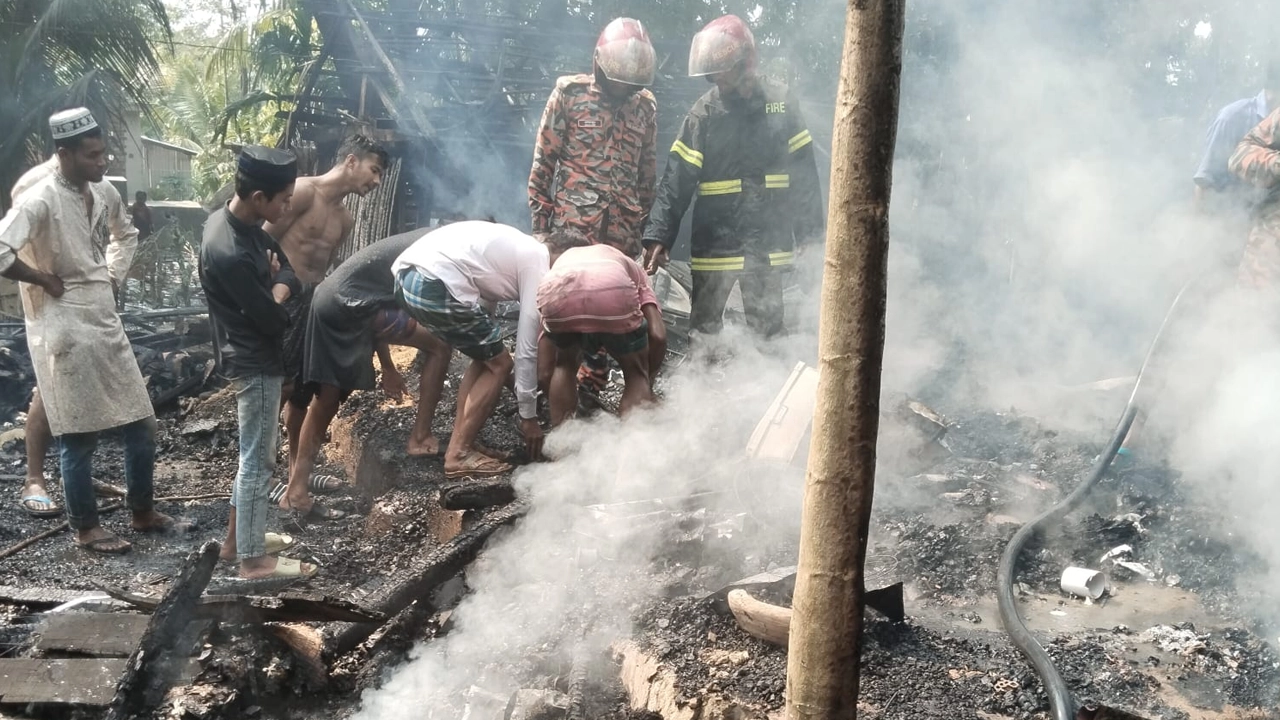 ঘটনাস্থলে আগুন নেভানোর কাজ করছে ফায়ার সার্ভিস। ছবি : কালবেলা