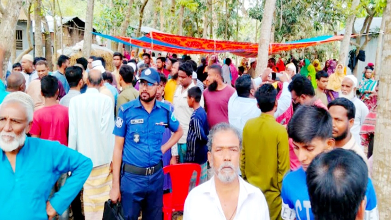 শামীম হোসেন শানুর বাড়িতে স্বজন ও এলাকাবাসীর ভিড়। ছবি : কালবেলা