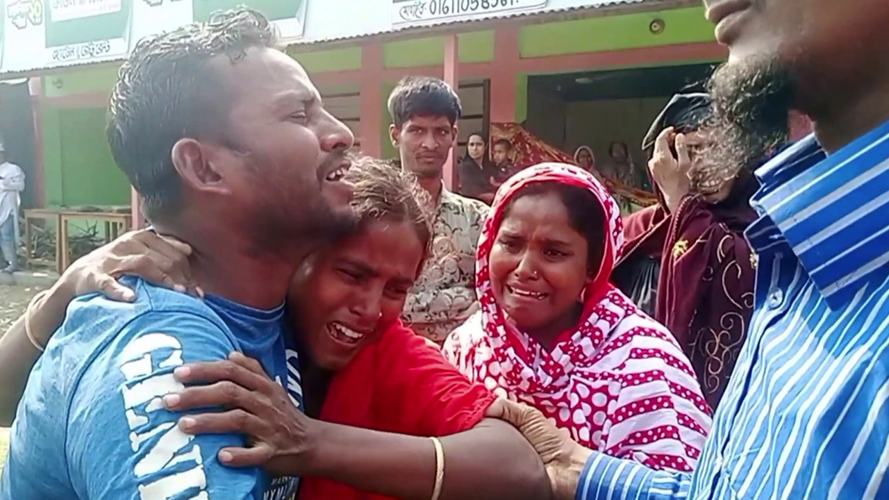 নিহতের স্বজনদের আহাজারি। ছবি : কালবেলা